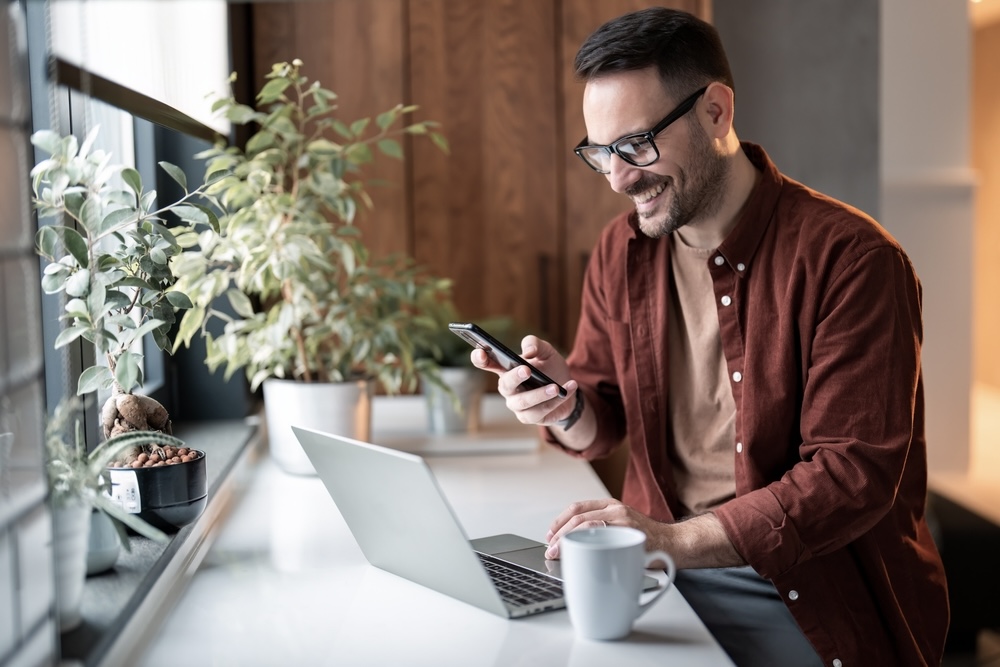 Man in addiction recovery with a laptop looking at accountability quotes